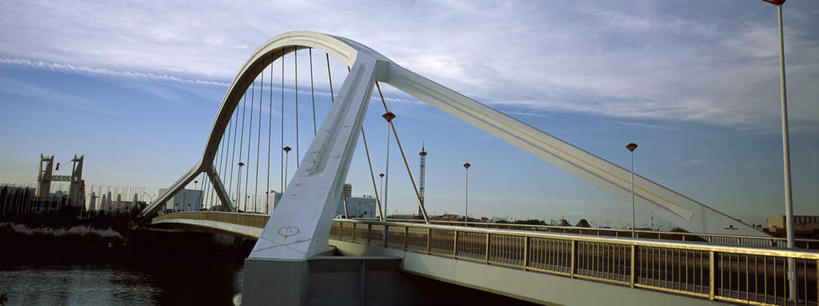 无人,高楼大厦,横图,全景,室外,白天,正面,旅游,度假,河流,水,标志建筑,大桥,大厦,地标,建筑,立交桥,路灯,摩天大楼,桥梁,照明,西班牙,欧洲,阴影,光线,影子,河水,水流,云,云朵,高架,斜拉桥,桥,灯光,云彩,娱乐,建设,安达卢西亚,塞维利亚,灯,蓝色,白云,蓝天,天空,阳光,天,享受,休闲,旅游胜地,放松,晴朗,照亮,照明设备,南欧,安达鲁西亚,首府,西班牙王国,安达卢西亚自治区,晴空,彩图,大楼,高层建筑,高楼,摩天楼