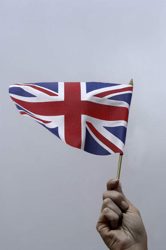 西方人,手,一个人,竖图,室内,特写,白天,白色背景,仰视,旗帜,国旗,欧洲,欧洲人,仅一个男性,仅一个人,握,阴影,反射,影子,仅一个年轻男性,一个,手部,握着,摄影,影棚,单个,单手,男人,男性,年轻男性,白种人,旗,半身,彩图,低角度拍摄,影棚拍摄,拍摄,圣乔治旗,圣乔治十字旗,英格兰国旗