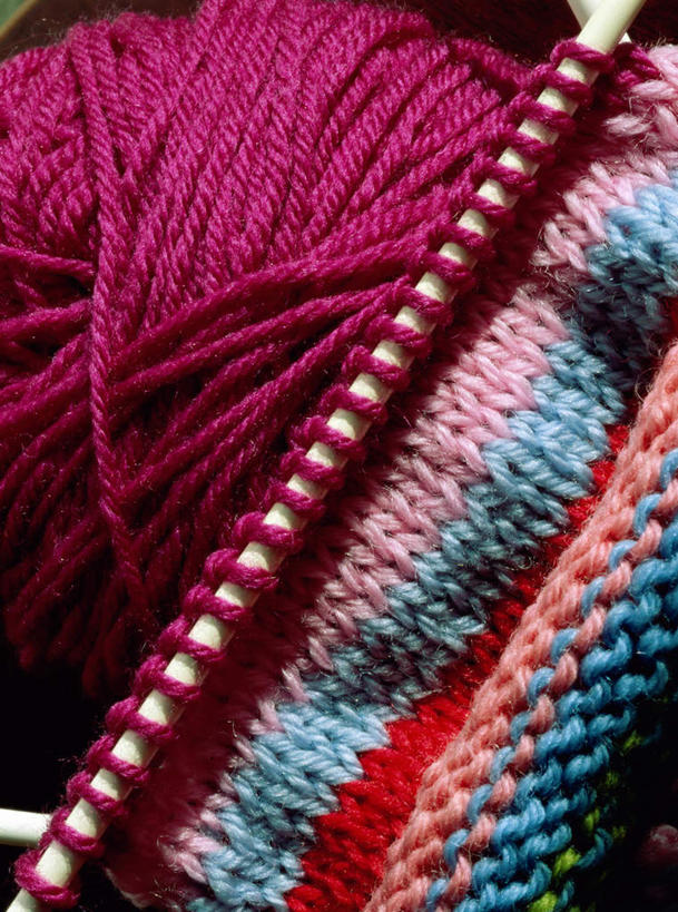 无人,竖图,俯视,室内,特写,白天,静物,阴影,卷曲,编织,缠绕,反射,影子,织物,线团,针,纺织,一个,红色,毛线,单个,毛衣针,编织针,彩图,高角度拍摄