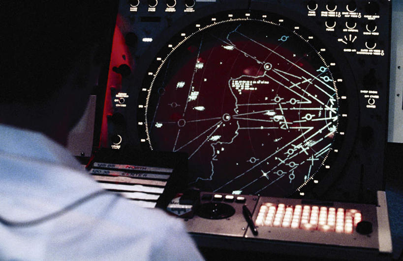 西方人,头,一个人,飞行员,坐,横图,室内,特写,白天,工作服,制服,安全,飞机,欧洲,欧洲人,仅一个男性,仅一个人,阴影,反射,标志,数字,文字,影子,字符,防护,指针,交通,航空,标识,肩膀,仅一个年轻男性,背面,交通工具,运输,阿拉伯数字,一架,耳罩,保护,客机,载具,保险,仪表盘,隔音,耳套,保全,周全,安稳,安定,耳护,工作制服,平安,男人,男性,年轻男性,白种人,头部,飞行人员,坐着,半身,彩图,工作套服