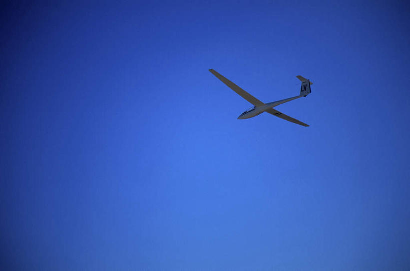 无人,横图,室外,白天,仰视,美景,飞机,阴影,光线,影子,景观,交通,航空,蓝色,蓝天,天空,阳光,自然,滑翔机,交通工具,天,景色,运输,一架,晴朗,自然风光,载具,万里无云,晴空,晴空万里,彩图,低角度拍摄