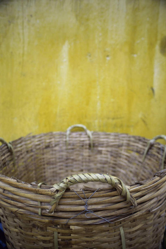 无人,交叉,竖图,室外,特写,白天,正面,竹子,阴影,竹制,编织,光线,篮子,影子,墙,墙壁,墙面,一个,阳光,竹篮,单个,竹条,交织,竹制品,穿插,彩图