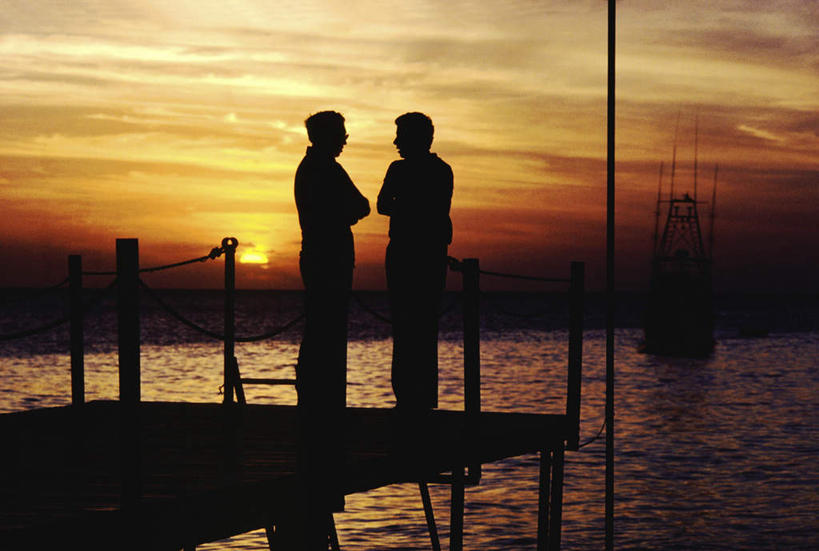 西方人,两个人,伙伴,朋友,栏杆,站,说,横图,室外,白天,侧面,讨论,友谊,海浪,海洋,日落,太阳,轮船,船,英国,欧洲,欧洲人,阴影,服装,光线,木板,影子,浪花,晚霞,霞光,落日,围栏,桥,木桥,背光,休闲装,护栏,相视,栈桥,衣服,阳光,海水,黄昏,交通工具,站着,休闲,面对面,休闲服,彩霞,服饰,人行桥,木板桥,对视,开曼群岛,互视,西欧,载具,相对,大不列颠,逆光,海景,大不列颠及北爱尔兰联合王国,相看,大不列颠联合王国,日不落英帝国,大开曼岛,凯门群岛,夕照,开曼岛,交流,友情,男人,男性,年轻男性,白种人,大海,风浪,海,海水的波动,近岸浪,涌浪,夕阳,沟通,讲话,交谈,商讨,说话,谈话,站立,彩图,全身,斜阳