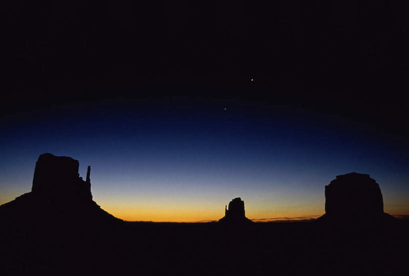 无人,横图,室外,白天,仰视,旅游,度假,石头,美景,日落,沙漠,山,山脉,美国,石子,景观,山峰,晚霞,霞光,落日,山峦,背光,娱乐,自然,黄昏,群山,享受,休闲,景色,彩霞,放松,亚利桑那,北美,北美洲,自然风光,美洲,逆光,亚利桑那州,纪念碑山谷,纪念碑谷,纪念碑山谷公园,纪念谷,大峡谷之州,北亚美利加洲,亚美利加洲,纪念碑谷纳瓦霍部落公园,夕照,大漠,砂漠,石块,岩石,夕阳,彩图,低角度拍摄,斜阳