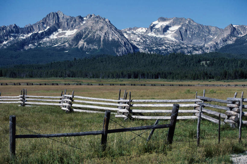 无人,栏杆,横图,室外,白天,正面,旅游,度假,美景,山,雪,雪山,大雪,美国,阴影,光线,影子,冰,积雪,景观,山峰,雪景,冬季,冬天,围栏,山峦,娱乐,护栏,蓝色,蓝天,天空,阳光,自然,天,享受,休闲,景色,放松,寒冷,晴朗,冰冷,北美,北美洲,自然风光,美洲,爱达荷州,万里无云,北亚美利加洲,亚美利加洲,严寒,冰凉,酷寒,凛冽,凛凛,极冷,爱达荷,爱达华州,宝石之州,宝石州,晴空,晴空万里,彩图