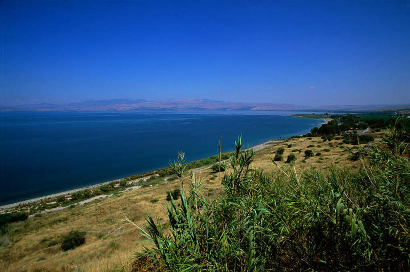 无人,横图,室外,白天,正面,旅游,度假,草地,草坪,湖,湖泊,美景,山,山脉,水,植物,以色列,亚洲,阴影,光线,影子,湖面,景观,山峰,水流,水面,水平线,辽阔,海平线,山峦,娱乐,草,蓝色,绿色,蓝天,天空,阳光,自然,湖水,群山,天,享受,休闲,广阔,景色,放松,晴朗,一望无际,自然风光,西亚,万里无云,以色列国,无边无际,一马平川,内盖夫,晴空,晴空万里,彩图,水天相接,水天一线