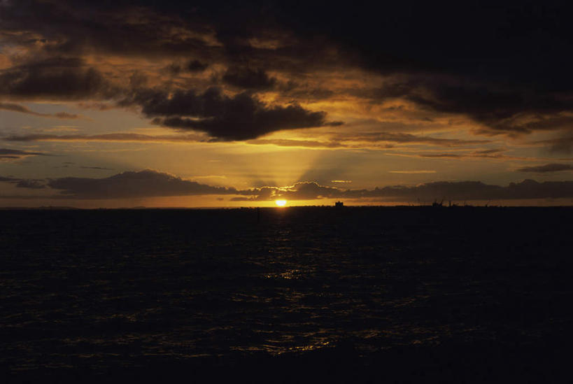 无人,横图,室外,白天,正面,旅游,度假,海浪,海洋,美景,日落,澳大利亚,梦幻,发光,光束,景观,浪花,水平线,晚霞,霞光,落日,辽阔,光亮,海平线,背光,娱乐,自然,海水,黄昏,享受,休闲,广阔,景色,彩霞,放松,一望无际,未来,发亮,自然风光,大洋洲,澳洲,逆光,海景,憧憬,南方大陆,澳大利亚联邦,西澳大利亚,西澳大利亚州,无边无际,一马平川,夕照,大海,风浪,海,海水的波动,近岸浪,涌浪,夕阳,彩图,水天相接,水天一线,斜阳