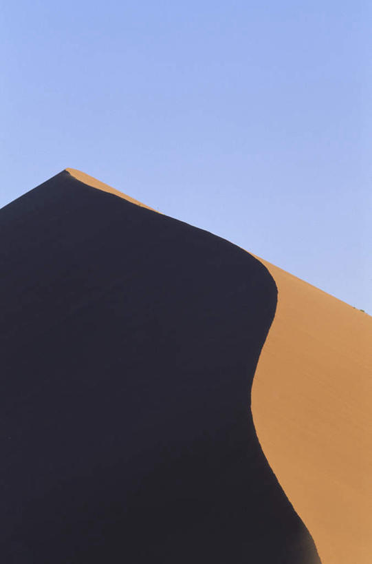 无人,竖图,室外,白天,正面,旅游,度假,美景,沙漠,非洲,纳米比亚,阴影,光线,影子,景观,娱乐,蓝色,蓝天,天空,阳光,自然,天,享受,休闲,景色,放松,晴朗,自然风光,万里无云,纳米比亚共和国,纳米布沙漠,纳米比沙漠,大漠,砂漠,晴空,晴空万里,彩图