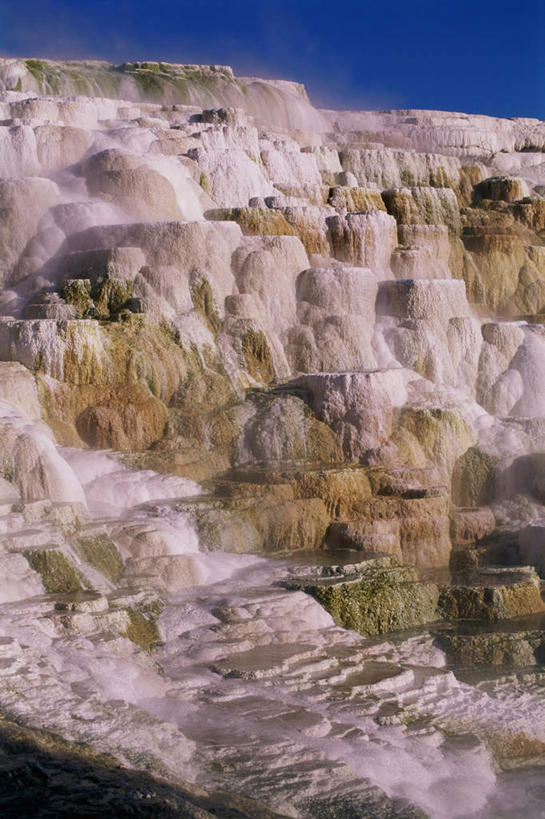 无人,公园,竖图,俯视,室外,白天,旅游,度假,石头,美景,温泉,雾,美国,阴影,沸腾,光线,蒸汽,石子,影子,景观,水蒸气,雾气,娱乐,蓝色,蓝天,天空,阳光,自然,天,享受,休闲,温暖,景色,放松,泉水,温和,晴朗,气体,北美,北美洲,国家公园,自然风光,美洲,黄石国家公园,怀俄明州,怀俄明,黄石公园,万里无云,蒸发,北亚美利加洲,亚美利加洲,平等之州,地热,猛犸温泉,石块,岩石,晴空,晴空万里,彩图,高角度拍摄