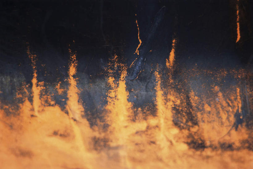 无人,横图,室外,夜晚,正面,幸福,热情,火,朦胧,模糊,火焰,辉煌,燃烧,温暖,橙色,活泼,华丽,暖色,温情,炽热,响亮,跃动,甜蜜,危险,彩图,愉快