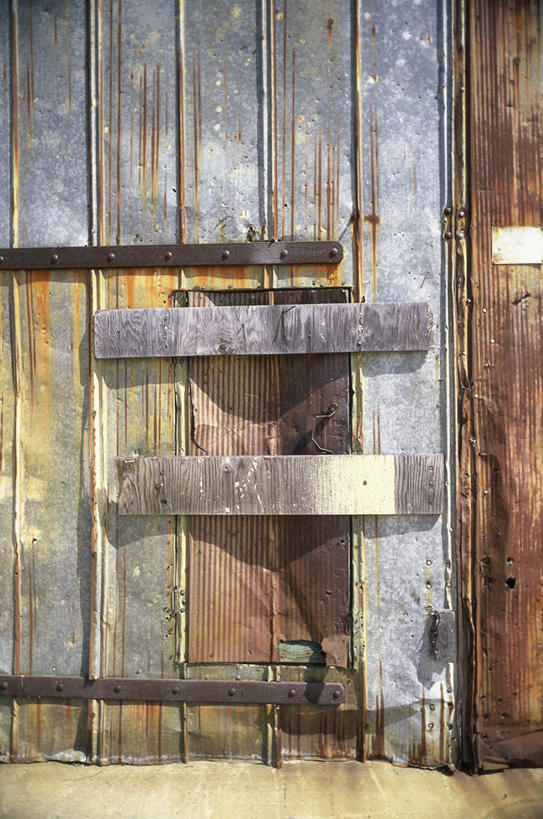 无人,家,木屋,竖图,室外,特写,白天,正面,门,静物,生锈,住宅,把手,门把手,门框,门把,腐蚀,侵蚀,腐化,锈迹斑斑,拉手,彩图,茅舍,茅屋,棚屋,小木屋,小屋