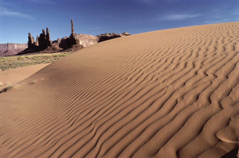 无人,横图,室外,白天,正面,旅游,度假,石头,美景,沙漠,美国,阴影,光线,石子,影子,景观,云,云朵,云彩,娱乐,蓝色,白云,蓝天,天空,阳光,自然,天,享受,休闲,景色,放松,晴朗,亚利桑那,北美,北美洲,自然风光,美洲,亚利桑那州,沉积岩,纪念碑山谷,纪念碑谷,纪念碑山谷公园,纪念谷,大峡谷之州,北亚美利加洲,亚美利加洲,纪念碑谷纳瓦霍部落公园,水成岩,大漠,砂漠,石块,岩石,晴空,彩图