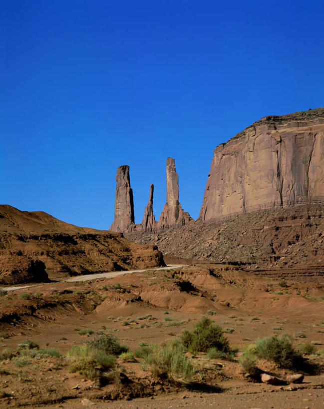 无人,竖图,室外,白天,正面,旅游,度假,石头,美景,沙漠,山,山脉,美国,阴影,光线,石子,影子,景观,山峰,山峦,娱乐,蓝色,蓝天,天空,阳光,自然,群山,天,享受,休闲,景色,放松,晴朗,亚利桑那,北美,北美洲,自然风光,美洲,亚利桑那州,沉积岩,万里无云,纪念碑山谷,纪念碑谷,纪念碑山谷公园,纪念谷,大峡谷之州,北亚美利加洲,亚美利加洲,纪念碑谷纳瓦霍部落公园,水成岩,大漠,砂漠,石块,岩石,晴空,晴空万里,彩图