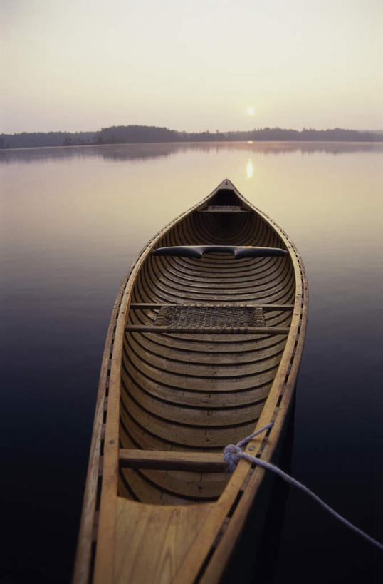 无人,竖图,室外,白天,正面,旅游,度假,湖,湖泊,美景,山,山脉,水,船,一艘,停靠,阴影,波纹,光线,影子,湖面,景观,山峰,水流,水面,木船,拂晓,黎明,涟漪,山峦,娱乐,蓝色,倒影,蓝天,水纹,天空,阳光,自然,交通工具,波浪,湖水,群山,天,享受,休闲,景色,放松,晴朗,倒映,舟,停泊,自然风光,载具,万里无云,水晕,反照,晴空,晴空万里,彩图