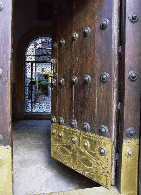 无人,竖图,室外,白天,正面,旅游,度假,门,标志建筑,地标,建筑,西班牙,欧洲,阴影,反射,影子,拱门,娱乐,建设,安达卢西亚,斗牛场,门框,享受,休闲,旅游胜地,放松,南欧,安达鲁西亚,塞维尔,西班牙王国,安达卢西亚自治区,彩图