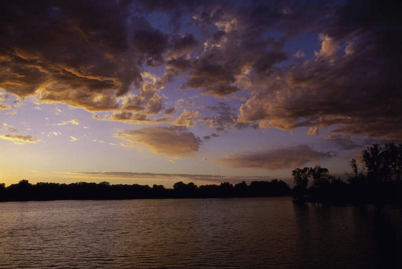无人,横图,室外,白天,正面,旅游,度假,湖,湖泊,美景,日落,水,植物,美国,波纹,湖面,景观,水流,水面,晚霞,霞光,落日,涟漪,背光,娱乐,树,树木,绿色,倒影,水纹,自然,黄昏,波浪,湖水,享受,休闲,景色,彩霞,放松,生长,成长,倒映,北美,北美洲,自然风光,美洲,逆光,水晕,北亚美利加洲,亚美利加洲,堪萨斯,堪萨斯州,向日葵之州,向日葵州,夕照,反照,夕阳,彩图,斜阳