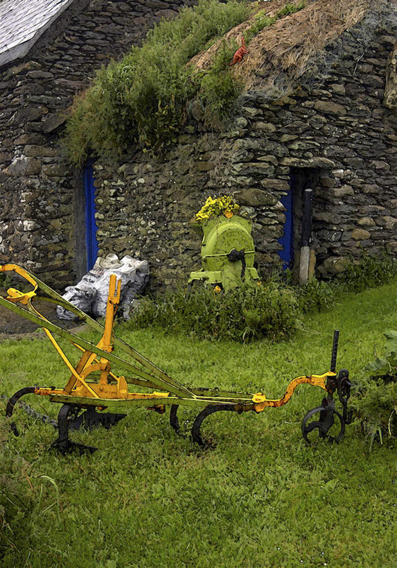 无人,家,竖图,室外,白天,正面,旅游,度假,草地,草坪,石头,美景,植物,门,石子,房屋,墙,屋子,耕田,景观,娱乐,楼房,墙壁,墙面,住宅,草,树,树木,绿色,自然,门框,享受,休闲,景色,放松,生长,成长,自然风光,种田,农具,犁,耕具,石块,岩石,彩图,房子