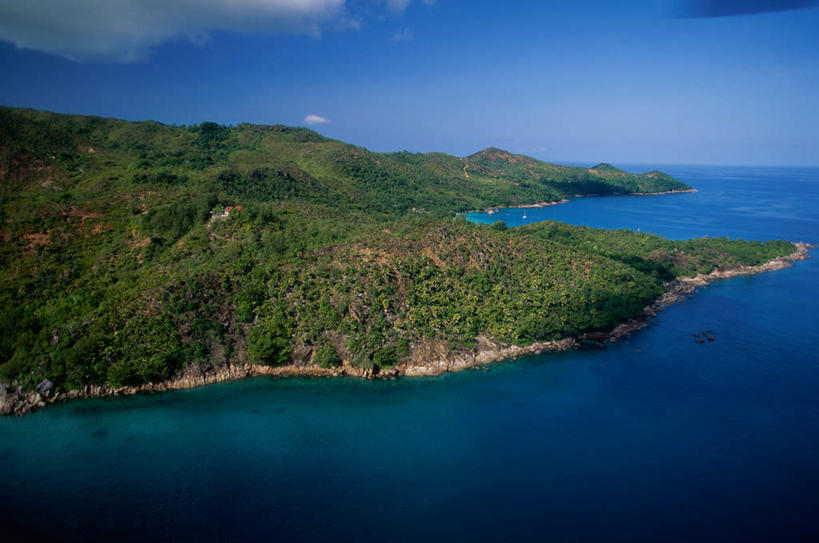 无人,横图,俯视,航拍,室外,白天,旅游,度假,岛屿,海浪,海洋,美景,森林,山,山脉,树林,植物,非洲,塞舌尔,阴影,光线,影子,岛,景观,浪花,山峰,水平线,云,云朵,辽阔,海平线,山峦,云彩,娱乐,树,树木,蓝色,绿色,白云,蓝天,天空,阳光,自然,海水,群山,天,享受,休闲,广阔,景色,放松,生长,晴朗,成长,一望无际,鸟瞰,自然风光,海景,塞舌尔共和国,阿非利加洲,东非,无边无际,一马平川,普拉斯林岛,大海,风浪,海,海水的波动,近岸浪,列岛,群岛,涌浪,诸岛,晴空,彩图,高角度拍摄,水天相接,水天一线