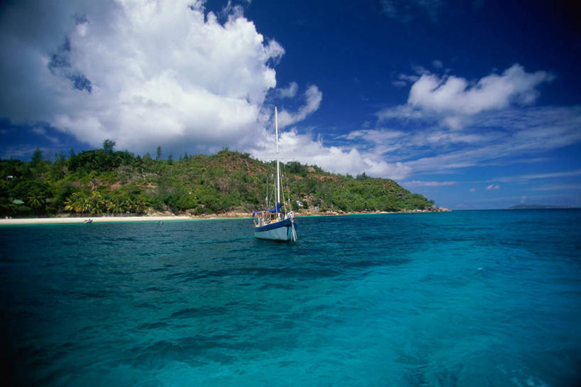 帆船,无人,横图,室外,白天,正面,旅游,度假,岛屿,海浪,海洋,美景,树林,植物,船,非洲,塞舌尔,阴影,光线,影子,岛,景观,浪花,水平线,云,云朵,辽阔,海平线,云彩,娱乐,树,树木,蓝色,绿色,白云,蓝天,天空,阳光,自然,海水,交通工具,天,享受,休闲,广阔,景色,放松,生长,晴朗,成长,一望无际,自然风光,载具,海景,塞舌尔共和国,阿非利加洲,东非,无边无际,一马平川,普拉斯林岛,大海,风浪,海,海水的波动,近岸浪,列岛,群岛,涌浪,诸岛,晴空,彩图,水天相接,水天一线