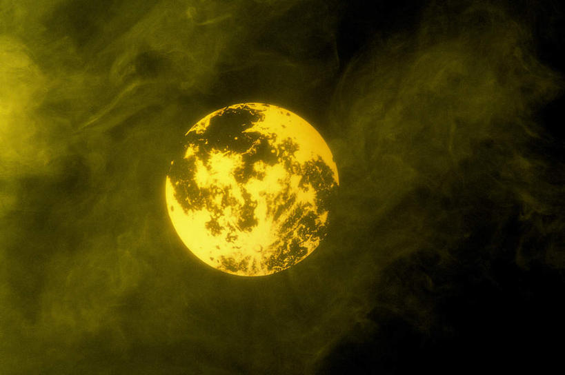 无人,横图,室外,特写,夜晚,仰视,美景,雾,朦胧,模糊,景观,月亮,云,云朵,月光,云彩,白云,自然,景色,明亮,迷雾,自然风光,皎洁,大雾,彩图,低角度拍摄