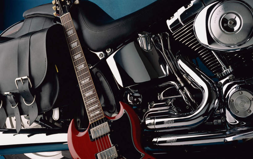 无人,横图,室内,特写,白天,正面,摩托车,静物,吊挂,悬挂,电吉他,乐器,弦乐器,挂,车,一个,红色,交通工具,单个,载具,弹拨弦鸣乐器,彩图,弹拨弦乐器