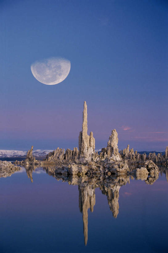 无人,竖图,室外,白天,正面,旅游,度假,湖,湖泊,石头,美景,日落,山,山脉,水,美国,阴影,光线,石子,影子,湖面,景观,山顶,山峰,水流,水面,晚霞,霞光,月亮,落日,山峦,月光,娱乐,倒影,阳光,自然,黄昏,湖水,群山,享受,休闲,景色,彩霞,放松,明亮,倒映,北美,北美洲,加利福尼亚,自然风光,美洲,加州,沉积岩,加利福尼亚州,金州,黄金州,北亚美利加洲,亚美利加洲,皎洁,颠峰,极峰,夕照,反照,莫诺湖,水成岩,石块,岩石,夕阳,彩图,斜阳