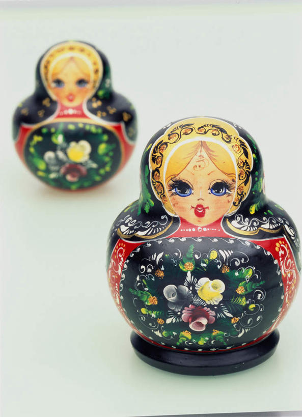 西方人,儿童,无人,两个人,竖图,俯视,室内,特写,白天,民族服装,爱情,游戏,纯洁,桌面,桌子,静物,玩具,欧洲,欧洲人,阴影,服装,艺术,反射,木制,影子,玩,注视,文化,娱乐,两个,小孩,衣服,木制品,观察,看,休闲,可爱,童年,童趣,益智,摄影,服饰,影棚,观看,活动,察看,空心,衣着,穿着,发泄,关注,消遣,智力,亲情,童真,烂漫,无邪,套娃,俄罗斯套娃,宣泄,思念,衣饰,天真,女孩,女人,女性,白种人,玩耍,嬉戏,彩图,高角度拍摄,影棚拍摄,传统服装,民俗服,拍摄,女生,俄罗斯文化