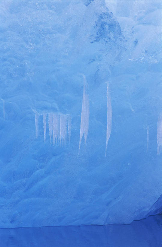 无人,竖图,室外,白天,正面,旅游,度假,冰山,河流,石头,美景,山,水,欧洲,冰岛,石子,冰,河水,景观,山顶,山峰,水流,山峦,娱乐,冰川,自然,享受,休闲,景色,放松,寒冷,冰冷,自然风光,北欧,冰河,沉积岩,冰岛共和国,杰古沙龙湖,严寒,冰凉,酷寒,凛冽,凛凛,极冷,瓦特纳冰原,颠峰,极峰,水成岩,石块,岩石,彩图