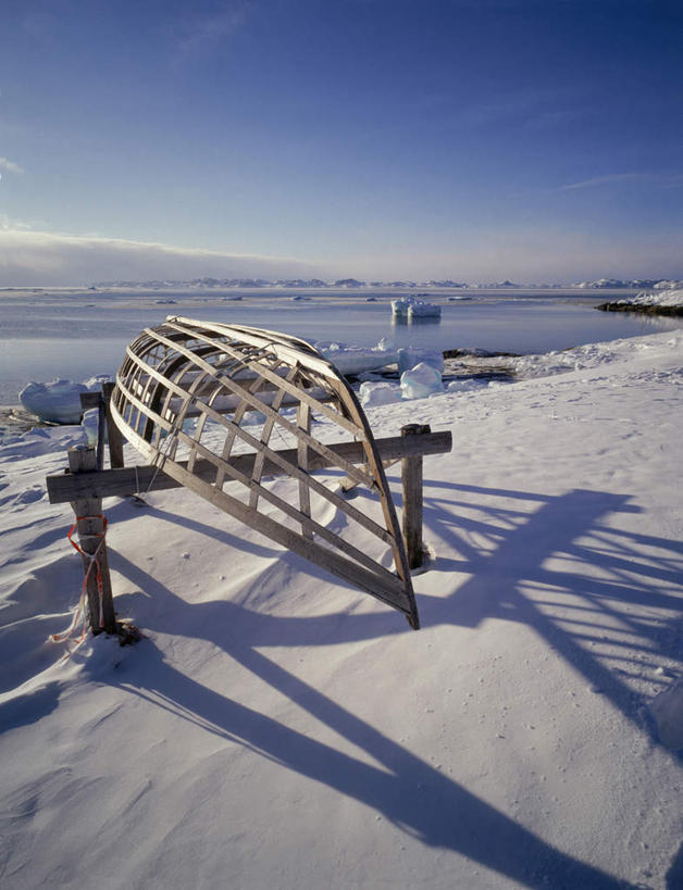 无人,竖图,室外,白天,正面,旅游,度假,美景,雪,大雪,丹麦,欧洲,阴影,光线,影子,地平线,积雪,景观,雪景,云,云朵,冬季,冬天,辽阔,地面,云彩,娱乐,车,蓝色,白云,蓝天,天空,阳光,自然,交通工具,天,享受,休闲,广阔,景色,放松,寒冷,晴朗,一望无际,雪橇,自然风光,载具,北欧,延伸,雪橇车,格陵兰,格陵兰岛,天地相交,严寒,丹麦王国,无边无际,一马平川,晴空,彩图