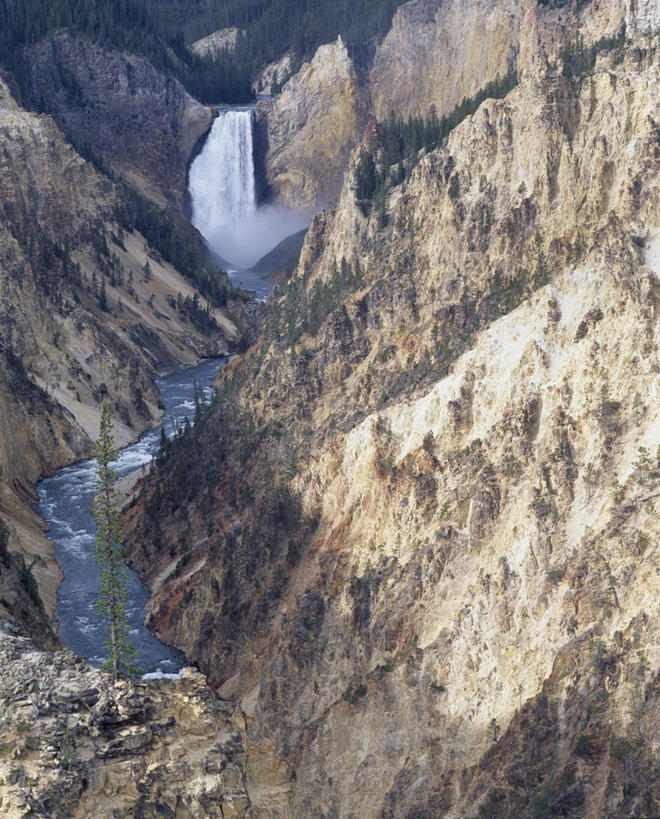 无人,公园,竖图,俯视,室外,白天,旅游,度假,石头,美景,瀑布,山,山脉,水,美国,飞溅,溅,石子,液体,景观,山顶,山峰,水滴,山峦,娱乐,水珠,自然,群山,享受,休闲,景色,放松,北美,北美洲,国家公园,喷洒,自然风光,美洲,黄石国家公园,怀俄明州,怀俄明,黄石公园,沉积岩,北亚美利加洲,亚美利加洲,平等之州,颠峰,极峰,水成岩,跌水,石块,岩石,彩图,高角度拍摄