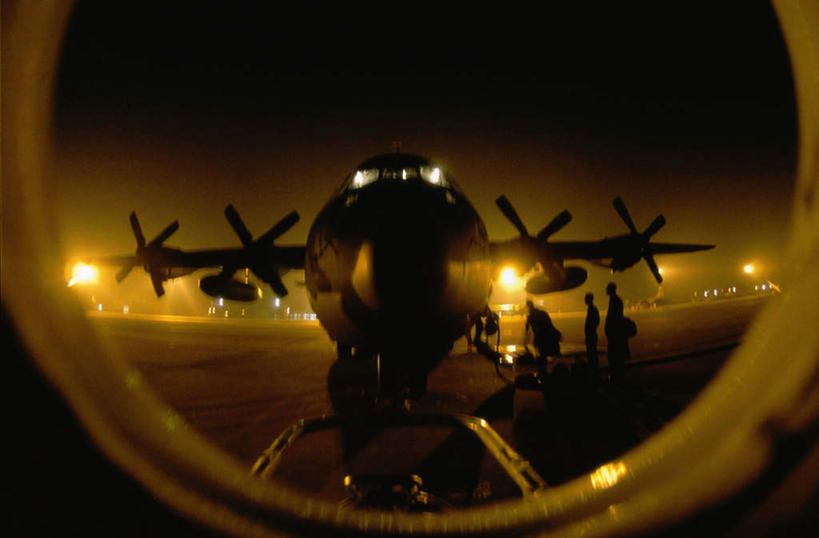 西方人,三个人,伙伴,朋友,机场,站,横图,室外,夜晚,侧面,友谊,合作,团队,飞机,飞机场,路灯,照明,欧洲,美国,欧洲人,阴影,服装,光线,影子,灯光,背光,注视,休闲装,航空,灯,衣服,停机坪,观察,看,站着,休闲,休闲服,战略,运输,服饰,空军,观看,直升机,照亮,战斗机,察看,北美,北美洲,照明设备,关注,美洲,逆光,军用机,大力神运输机,运输机,美军,军用战斗机,C-130大力神运输机,北亚美利加洲,亚美利加洲,联合,合谋,配合,协作,男人,男性,年轻男性,白种人,站立,彩图,全身