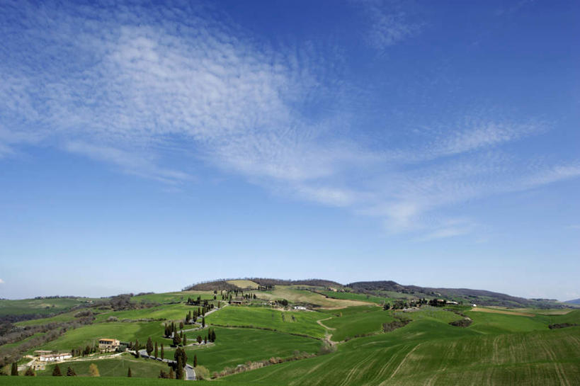 无人,农田,横图,室外,白天,正面,旅游,度假,庄稼,农作物,草地,草坪,石头,美景,山,山脉,植物,意大利,欧洲,阴影,光线,石子,影子,景观,山顶,山峰,云,云朵,山峦,云彩,娱乐,草,蓝色,绿色,白云,蓝天,天空,阳光,自然,群山,天,享受,休闲,景色,放松,晴朗,托斯卡纳,锡耶纳,南欧,自然风光,皮恩扎,沉积岩,意大利共和国,托斯卡纳大区,颠峰,极峰,水成岩,石块,岩石,晴空,彩图,耕地,庄稼田