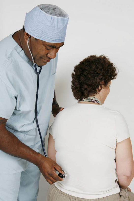 西方人,背部,两个人,医生,病人,站,坐,笑,微笑,竖图,室内,白天,白色背景,正面,工作服,制服,帽子,欧洲,非洲,黑人,欧洲人,握,阴影,服装,反射,影子,拿,拿着,注视,休闲装,衣服,听诊器,低头,观察,看,站着,医护人员,医疗人员,休闲,休闲服,握着,摄影,服饰,影棚,观看,察看,医疗设备,关注,病患,医疗器械,防护服,医疗工具,隔离服,无菌服,医生帽,工作制服,检测工具,男人,男性,女人,女性,中年男性,中年女性,白种人,非洲人,大夫,患者,就医者,站立,坐着,半身,彩图,影棚拍摄,工作套服,拍摄,防静电工装,隔工作服,洁净工装,洁净工作服,净化服,无尘工作服,无尘衣