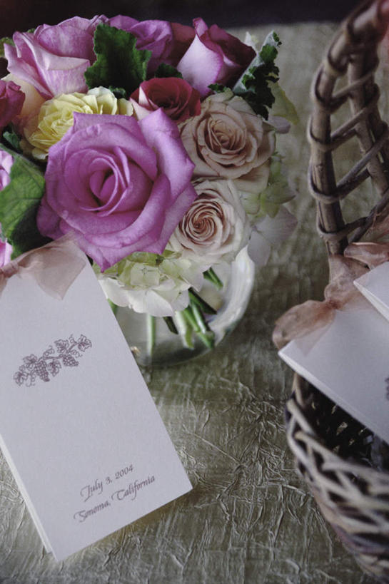 无人,交叉,竖图,俯视,室内,特写,白天,爱情,幸福,纯洁,热情,玫瑰,竹子,阴影,竹制,朦胧,模糊,盛开,编织,反射,篮子,影子,玫瑰花,浪漫,花蕾,花,花瓣,花朵,鲜花,竹篮,花苞,花蕊,温暖,温馨,恩爱,竹条,交织,和睦,竹制品,请帖,感动,书信,尊敬,穿插,天真,刺玫花,徘徊花,彩图,高角度拍摄,简帖,融洽,请柬