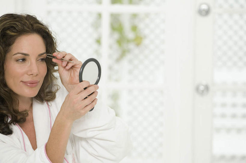 西方人,一个人,坐,笑,微笑,横图,室内,白天,正面,浴袍,化妆,美容,时尚,植物,窗户,镜子,落地窗,门,欧洲,欧洲人,仅一个女性,仅一个人,握,朦胧,模糊,反射,拿,拿着,注视,玻璃窗,树,树木,绿色,自然,把手,门把手,门框,观察,看,仅一个中年女性,握着,生长,成长,观看,门把,镜像,察看,美容工具,镜面,关注,修眉刀,化妆工具,光学,手镜,刮眉刀,女人,女性,中年女性,白种人,拉手,坐着,半身,彩图,汤帷子,浴衣