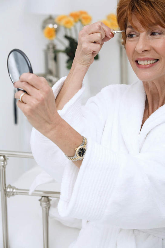 西方人,一个人,站,笑,微笑,露齿笑,竖图,室内,白天,正面,浴袍,爱情,化妆,美容,时尚,幸福,纯洁,热情,镜子,玫瑰,欧洲,欧洲人,仅一个女性,仅一个人,握,朦胧,模糊,盛开,时间,反射,时钟,手表,墙,玫瑰花,浪漫,拿,计时,花蕾,拿着,注视,墙壁,墙面,装饰品,花,花瓣,花朵,鲜花,白色,戒指,饰品,首饰,钟表,花苞,花蕊,观察,看,站着,仅一个中年女性,温暖,温馨,表,恩爱,握着,观看,腕表,信物,镜像,和睦,察看,美容工具,权利,镜面,关注,感动,修眉刀,化妆工具,光学,尊敬,手镜,手饰,刮眉刀,天真,刺玫花,徘徊花,女人,女性,中年女性,白种人,钟,站立,半身,彩图,汤帷子,浴衣,融洽