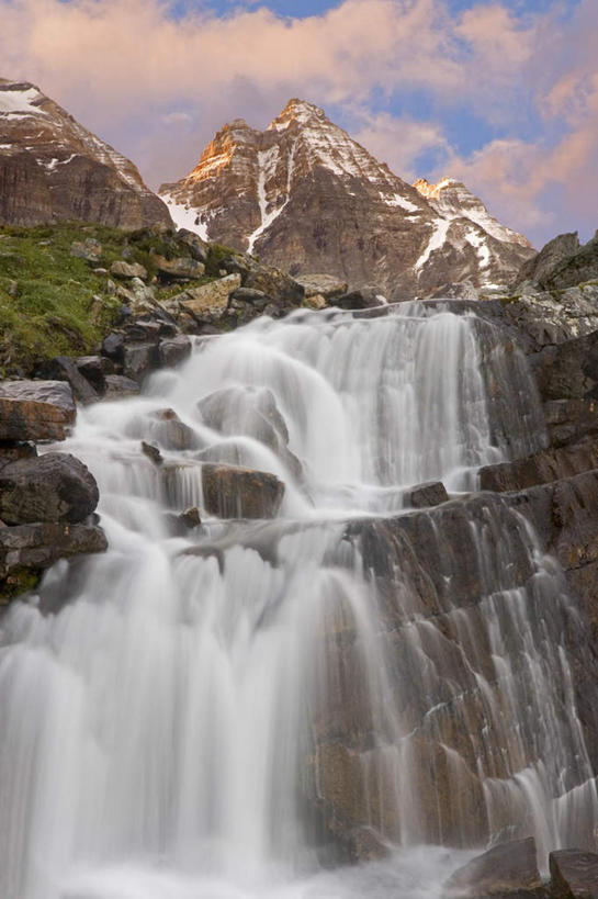 无人,公园,竖图,室外,白天,仰视,旅游,度假,草地,草坪,美景,瀑布,日落,山,水,雪,雪山,植物,大雪,加拿大,阴影,飞溅,溅,光线,液体,影子,冰,积雪,景观,山峰,水滴,晚霞,霞光,雪景,云,云朵,冬季,冬天,落日,山峦,云彩,娱乐,水珠,草,绿色,白云,阳光,自然,黄昏,享受,休闲,景色,彩霞,放松,寒冷,冰冷,北美,北美洲,国家公园,喷洒,自然风光,美洲,北亚美利加洲,亚美利加洲,严寒,冰凉,酷寒,凛冽,凛凛,极冷,卑诗省,不列颠哥伦比亚,不列颠哥伦比亚省,优鹤国家公园,幽鹤国家公园,夕照,跌水,夕阳,彩图,低角度拍摄,斜阳