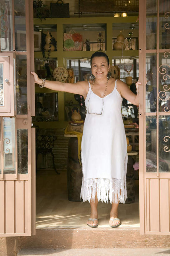 西方人,一个人,商店,站,笑,微笑,露齿笑,竖图,室内,白天,正面,裙子,门,欧洲,欧洲人,仅一个女性,仅一个人,撑,连衣裙,服装,眼镜,注视,商铺,装饰品,衣服,耳环,饰品,手链,首饰,门框,观察,看,站着,仅一个中年女性,服饰,手镯,观看,吊带裙,察看,撑着,衣着,穿着,关注,镯子,近视眼镜,耳饰,市肆,商号,衣饰,女人,女性,中年女性,白种人,站立,彩图,全身,店铺