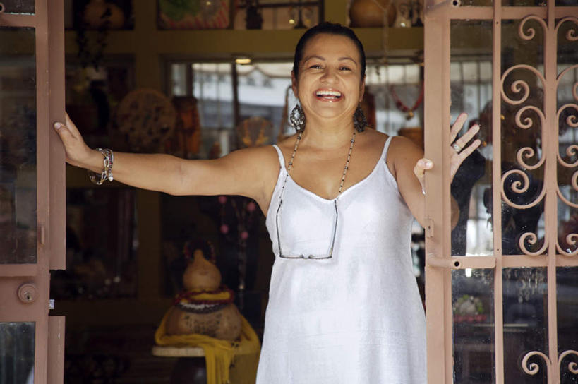 西方人,一个人,商店,站,笑,微笑,露齿笑,横图,室内,白天,正面,裙子,门,欧洲,欧洲人,仅一个女性,仅一个人,撑,连衣裙,服装,眼镜,注视,商铺,装饰品,衣服,耳环,饰品,手链,首饰,门框,观察,看,站着,仅一个中年女性,服饰,手镯,观看,吊带裙,察看,撑着,衣着,穿着,关注,镯子,近视眼镜,耳饰,市肆,商号,衣饰,女人,女性,中年女性,白种人,站立,半身,彩图,店铺