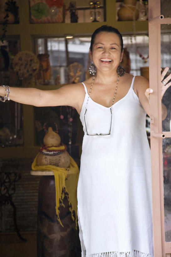 西方人,一个人,商店,站,笑,微笑,露齿笑,竖图,室内,白天,正面,裙子,门,欧洲,欧洲人,仅一个女性,仅一个人,撑,连衣裙,服装,眼镜,注视,商铺,装饰品,衣服,耳环,饰品,手链,首饰,门框,观察,看,站着,仅一个中年女性,服饰,手镯,观看,吊带裙,察看,撑着,衣着,穿着,关注,镯子,近视眼镜,耳饰,市肆,商号,衣饰,女人,女性,中年女性,白种人,站立,半身,彩图,店铺