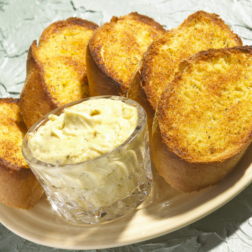 点心,面包,无人,方图,俯视,室内,特写,白天,桌面,桌子,餐具,玻璃,阴影,朦胧,模糊,反射,木制,碟子,盘,影子,调料,酱料,酱汁,佐料,美乃滋,食品,面点,调味品,调味料,酱,玻璃制品,食物,糕点,盘子,木制品,容器,碟,碗,储藏,储存,蒜蓉面包,蛋黄酱,蛋黄沙拉酱,调味油,彩图,高角度拍摄,贮存