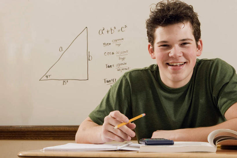 西方人,一个人,学校,坐,笑,微笑,露齿笑,横图,室内,白天,正面,计算器,桌子,欧洲,欧洲人,仅一个男性,仅一个人,握,服装,计算,科学,英文,笔,标志,三角形,图形,文字,字符,字母,墙,办公用品,记事本,几何,拿,拿着,注视,休闲装,标识,书桌,校园,墙壁,墙面,文具,仅一个年轻男性,衣服,白色,白板,本子,笔记本,课桌,铅笔,学习用品,观察,看,休闲,教室,休闲服,握着,理财,财务,服饰,观看,英文字母,文具用品,察看,关注,数学,记录板,直角三角形,阿拉伯文,记事板,阿拉伯语,阿拉伯字母,男人,男性,年轻男性,白种人,坐着,半身,彩图,Rt三角形,几何图形