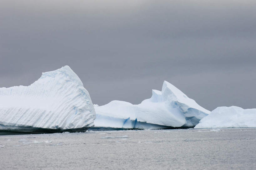 无人,横图,室外,白天,正面,旅游,度假,冰山,海浪,海洋,美景,山,阴影,波纹,朦胧,模糊,光线,影子,冰,景观,浪花,山峰,云,云朵,涟漪,山峦,云彩,娱乐,冰川,蓝色,白云,蓝天,水纹,天空,阳光,自然,海水,波浪,天,享受,休闲,景色,放松,寒冷,晴朗,冰冷,自然风光,南极洲,冰河,海景,水晕,严寒,冰凉,酷寒,凛冽,凛凛,极冷,格雷厄姆地,南极半岛,南极大陆,帕默半岛,大海,风浪,海,海水的波动,近岸浪,涌浪,晴空,彩图