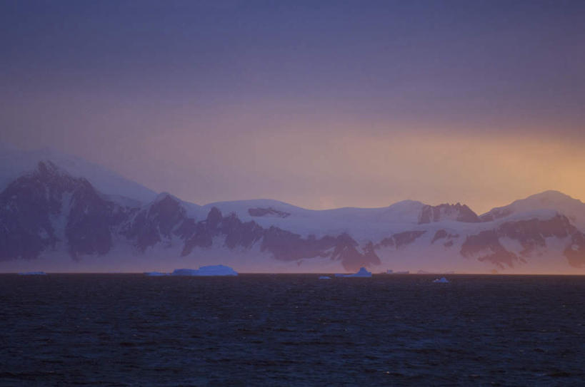 无人,横图,室外,白天,正面,旅游,度假,南极,冰山,海浪,海洋,美景,日落,山,雾,阴影,朦胧,模糊,光线,影子,冰,景观,浪花,山峰,晚霞,霞光,落日,山峦,娱乐,冰川,阳光,自然,海水,黄昏,享受,休闲,景色,彩霞,放松,寒冷,迷雾,冰冷,自然风光,南极洲,冰河,海景,严寒,冰凉,酷寒,凛冽,凛凛,极冷,南极大陆,杰拉许海峡,夕照,南极地区,南极区,南极圈,第七大陆,大海,风浪,海,海水的波动,近岸浪,涌浪,大雾,夕阳,彩图,斜阳