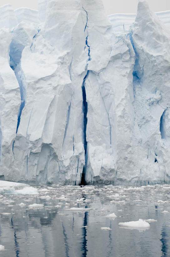 无人,竖图,室外,白天,正面,旅游,度假,冰山,海浪,海洋,美景,山,纹路,纹理,冰,景观,浪花,山峰,山峦,娱乐,冰川,自然,海水,享受,休闲,景色,放松,寒冷,冰冷,自然风光,南极洲,冰河,海景,肌理,严寒,冰凉,酷寒,凛冽,凛凛,极冷,格雷厄姆地,南极半岛,南极大陆,帕默半岛,大海,风浪,海,海水的波动,近岸浪,涌浪,彩图