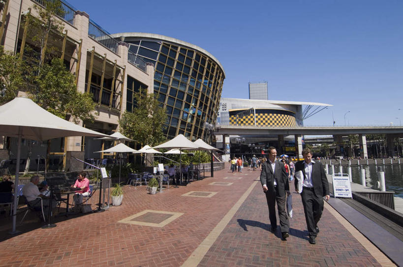 西方人,高楼大厦,码头,走,横图,室外,白天,正面,度假,美景,城市风光,标志建筑,城市,大厦,地标,港口,建筑,摩天大楼,欧洲,澳大利亚,欧洲人,阴影,服装,光线,影子,景观,建筑群,许多人,注视,休闲装,娱乐,建设,衣服,蓝色,蓝天,天空,阳光,天,观察,看,一群人,享受,休闲,休闲服,景色,放松,服饰,晴朗,观看,察看,关注,大洋洲,悉尼,澳洲,万里无云,南方大陆,首府,澳大利亚联邦,新州,新南威尔士,新南威尔士州,达令港,情人港,男人,男性,年轻男性,年轻女性,女人,女性,白种人,晴空,晴空万里,步行,散步,走路,半身,彩图,摆渡口,埠头,大楼,渡口,渡头,港湾,高层建筑,高楼,海港,货运码头,口岸,摩天楼,商港