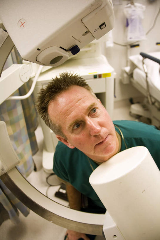 西方人,一个人,医生,站,竖图,x光片,室内,白天,正面,工作服,制服,机器,欧洲,欧洲人,仅一个男性,仅一个人,仅一个中年男性,弯腰,阴影,检查,反射,辐射,医学,影子,墙,注视,设备,墙壁,墙面,白色,观察,看,站着,医护人员,医疗人员,观看,察看,医疗,医疗设备,x射线,关注,医疗器械,x光,医疗工具,CAT扫描仪,弯身,工作制服,检测工具,男人,男性,中年男性,白种人,大夫,站立,半身,彩图,工作套服,计算机X射线轴向分层造影扫描仪,计算机轴向断层扫描,电磁波,电磁辐射