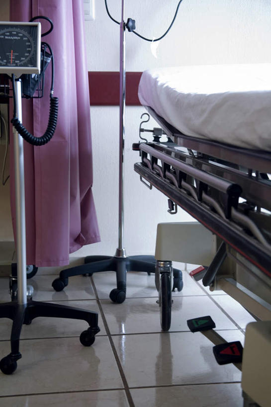 无人,医院,竖图,室内,白天,正面,窗帘,床,阴影,不锈钢,装饰,反射,不锈钢制品,瓷砖,地砖,影子,墙,床单,地面,被子,墙壁,墙面,粉色,帘子,病床,遮阳,华丽,修饰,点缀,医疗,医疗设备,被单,医疗器械,医疗机构,输液架,衬托,美观,雅致,雅观,医疗用具,彩图,病院,诊所,护理床,医疗床