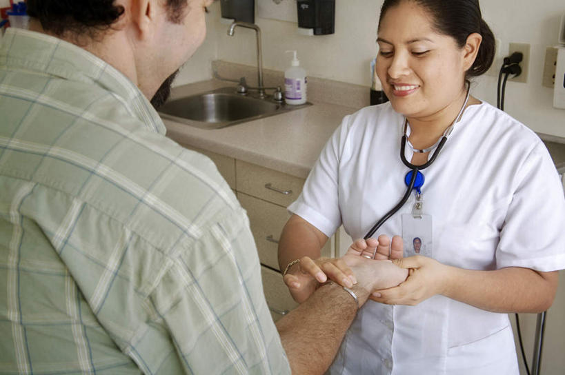 西方人,背部,两个人,医生,护士,站,坐,横图,室内,白天,正面,工作服,制服,床,柜子,桌子,欧洲,欧洲人,阴影,服装,检查,反射,水槽,影子,墙,床单,储物柜,注视,休闲装,被子,标识,吊牌,水斗,墙壁,墙面,衣服,白色,病床,听诊器,胸牌,低头,观察,看,站着,医护人员,医疗人员,休闲,休闲服,服饰,观看,察看,医疗设备,徽章,被单,白衣天使,储存,关注,医疗器械,身份,医疗工具,胸章,胸卡,编号牌,雕刻牌,工号牌,胸号牌,胸徽,员工牌,垂头,工作制服,搭脉,储备,蕴藏,贮备,检测工具,男人,男性,年轻女性,女人,女性,中年男性,白种人,大夫,站立,坐着,半身,彩图,工作套服,护理床,医疗床,贮存