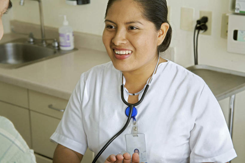 西方人,两个人,医生,护士,站,坐,笑,微笑,露齿笑,横图,室内,白天,正面,工作服,制服,床,柜子,桌子,欧洲,欧洲人,阴影,服装,检查,反射,水槽,影子,墙,床单,储物柜,注视,休闲装,被子,标识,吊牌,水斗,墙壁,墙面,衣服,白色,病床,听诊器,胸牌,观察,看,站着,医护人员,医疗人员,休闲,休闲服,服饰,观看,察看,医疗设备,徽章,被单,白衣天使,储存,关注,医疗器械,身份,医疗工具,胸章,胸卡,编号牌,雕刻牌,工号牌,胸号牌,胸徽,员工牌,工作制服,搭脉,储备,蕴藏,贮备,检测工具,男人,男性,年轻女性,女人,女性,中年男性,白种人,大夫,站立,坐着,半身,彩图,工作套服,护理床,医疗床,贮存